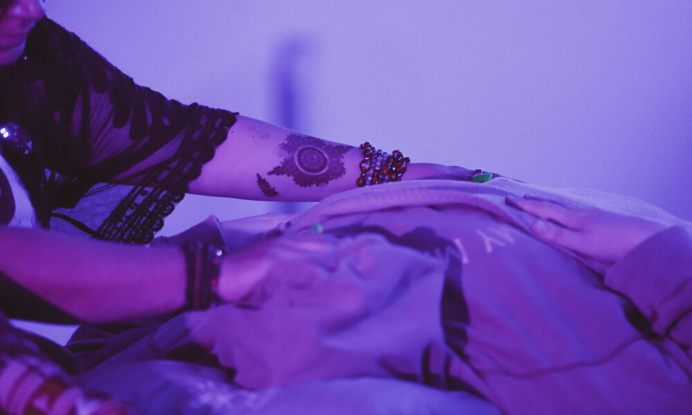 mayuly magnavita providing reiki in her mind body reset class at the healing tree collective in tempe az